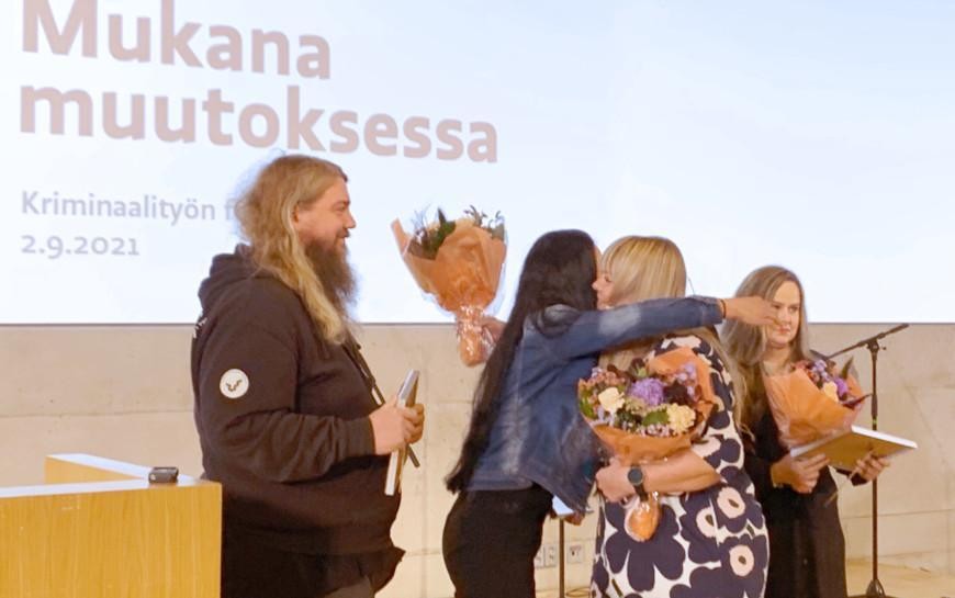 Säätiön toimitusjohtaja Sanna Sunikka ojentaa palkinnon Kriminaalityön Foorumissa